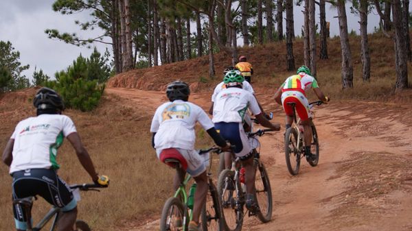 Faire Du Vélo Pour Sentir L’impact Du Relief Accidenté De L’île