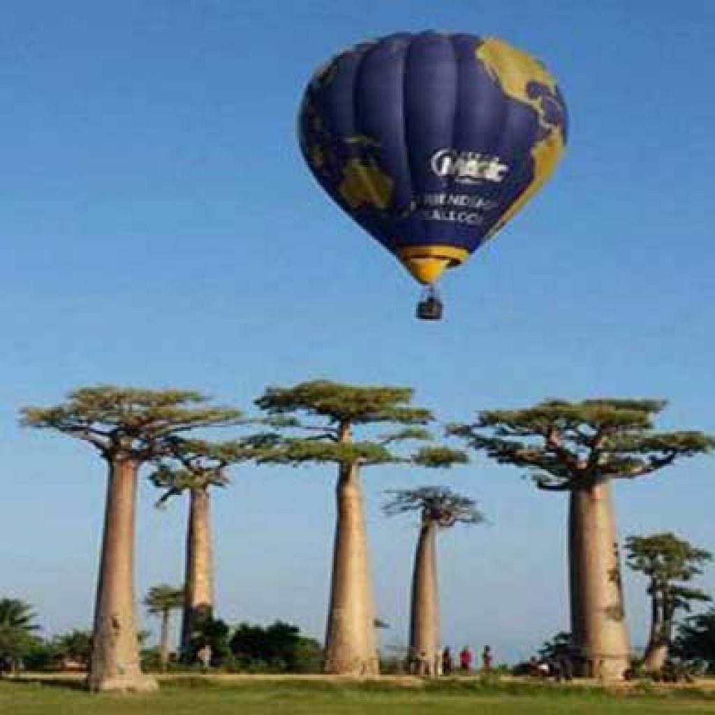 12 Montgolfières Décollent Près Du Lac Andraikiba