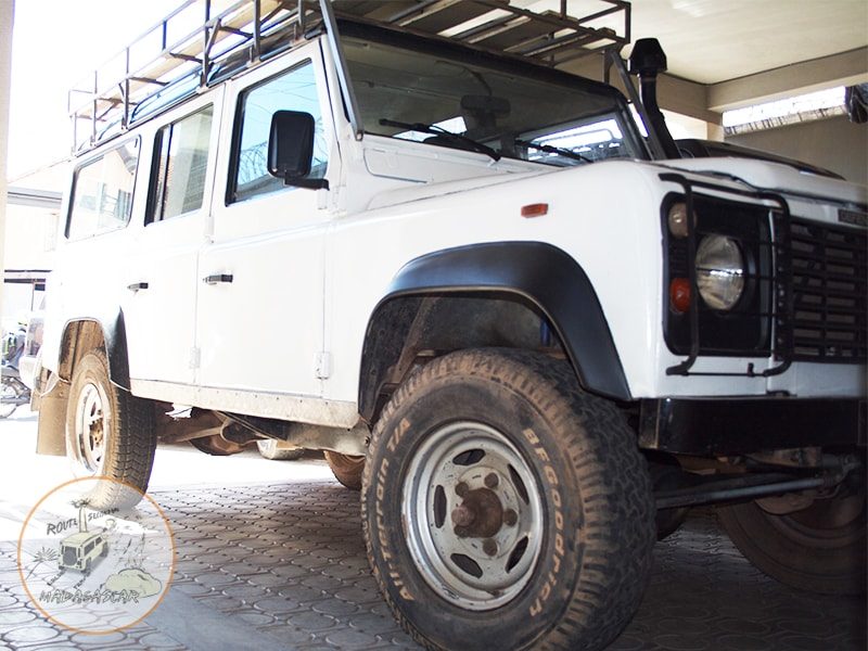 4x4 OFFROAD Mietwagen ohne Fahrer - Land Rover 200Tdi Ansicht linke Seite - Nebenstraßen Madagaskar