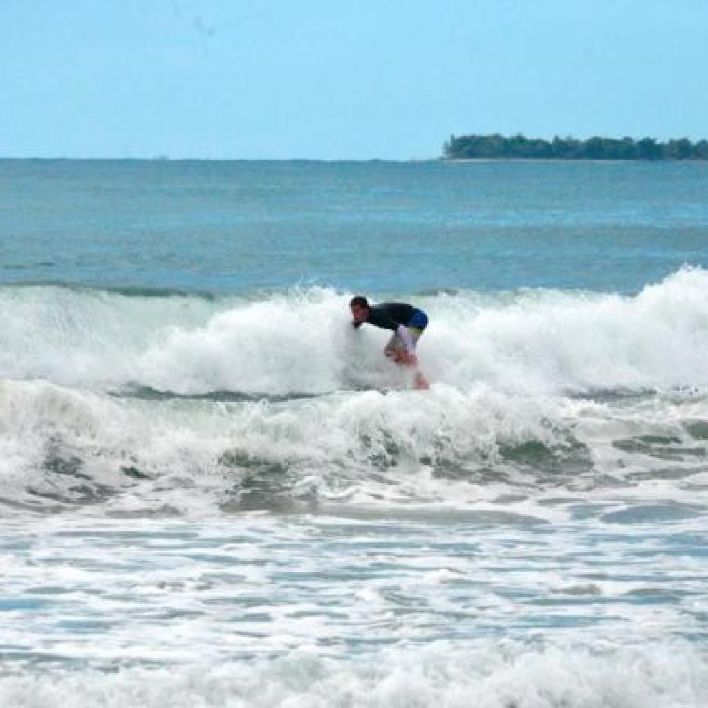 Learn to surf in Mahambo, in & rsquo; of Madagascar