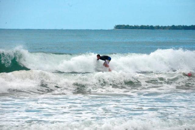 Learn to surf in Mahambo, in & rsquo; of Madagascar