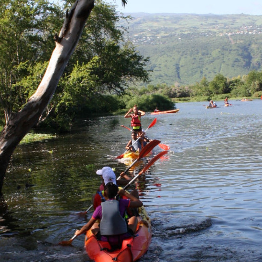 Raid & rsquo; AV 974 a Sainte-Marie: Pirogue, yodel, canoa, e trail