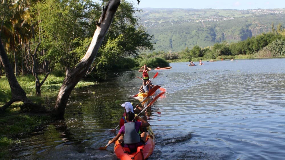 Raid & rsquo; AV 974 a Sainte-Marie: Pirogue, yodel, canoa, e trail