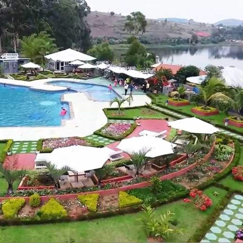 Hotel with pool in Ampefy