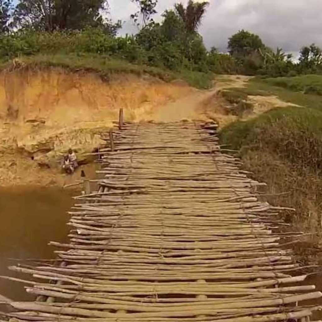 Flucht von KTM auf den roten Pisten von Madagaskar